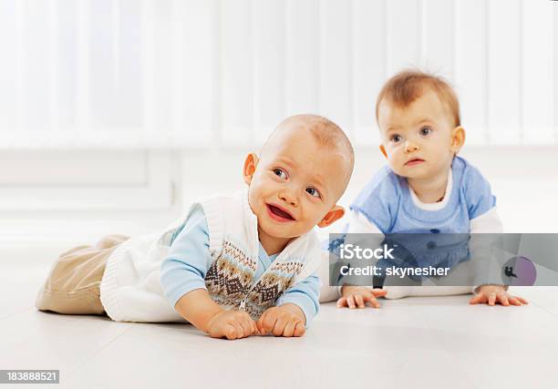 Две Милые Дети Играя На Полу — стоковые фотографии и другие картинки 12-17 месяцев - 12-17 месяцев, Белый, Белый фон