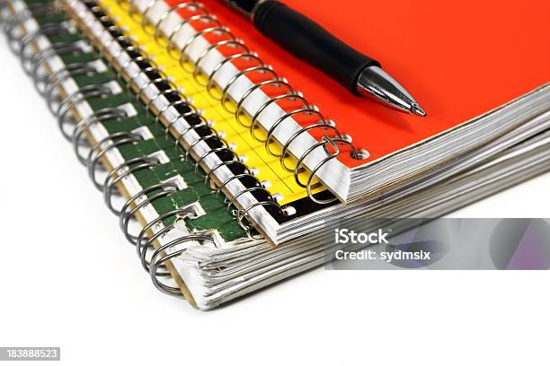 Spiralmuster Notebooks Mit Stift Stockfoto und mehr Bilder von Aktenordner - Aktenordner, Ausrüstung und Geräte, Beginn des Schuljahres