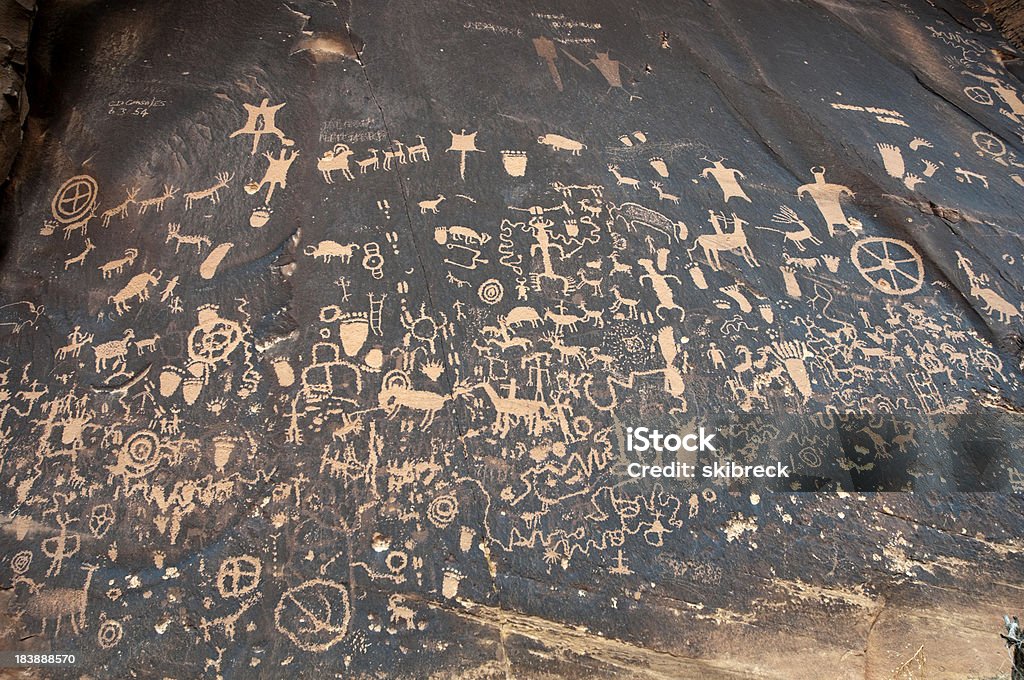 Petroglifi sul giornale rocciosa nello Utah - Foto stock royalty-free di Ambientazione esterna