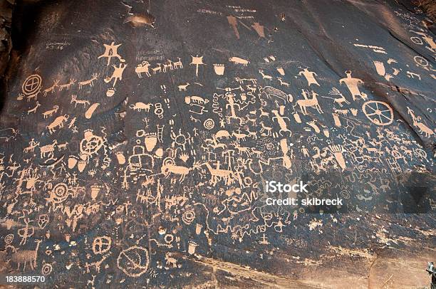 Petroglifi Sul Giornale Rocciosa Nello Utah - Fotografie stock e altre immagini di Ambientazione esterna - Ambientazione esterna, Anasazi, Antica civiltà