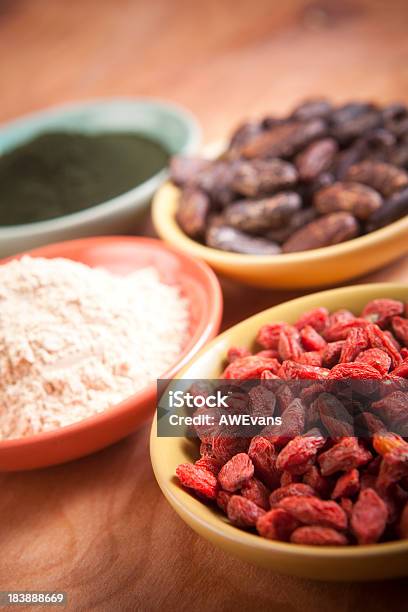 Superfoods Goji Ervilha Cocao Spirulina - Fotografias de stock e mais imagens de Beleza - Beleza, Teobroma, Alimentação Saudável