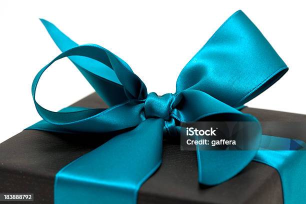 Foto de Caixa De Presente Com Laço De Azul Traçado De Recorte e mais fotos de stock de Caixa de presentes