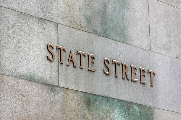 istock Chicago State Street Sign 183888804