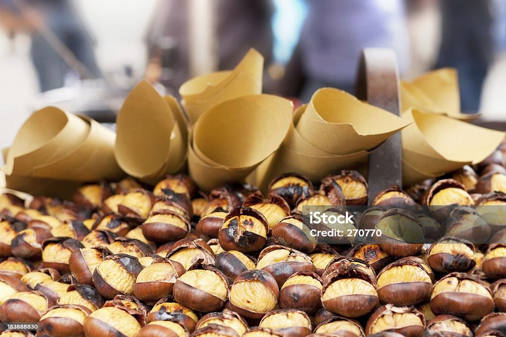 Edible Hot castagne in bancarelle di strada. Roma, Italia. - Foto stock royalty-free di Caldarrosta