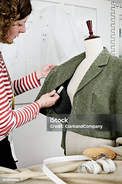 Dressmaker A Trabalhar Em Seu Estúdio De Design - Fotografias de stock e mais imagens de Designer profissional - Designer profissional, Lã, Vestuário