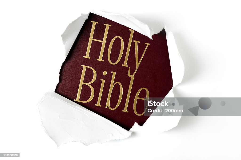 Святая Библия через бумаги отверстие - Стоковые фото Без людей роялти-фри