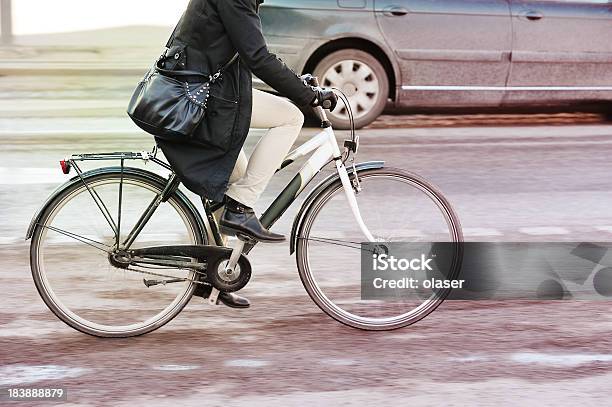 Foto de Bicicleta Em Movimento e mais fotos de stock de Adulto - Adulto, Bicicleta, Bolsa - Objeto manufaturado