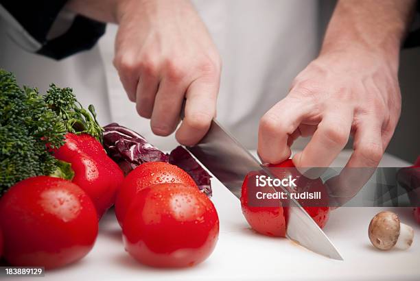 Foto de Fatiando Tomate e mais fotos de stock de Cortar - Atividade - Cortar - Atividade, Tomate, Legume