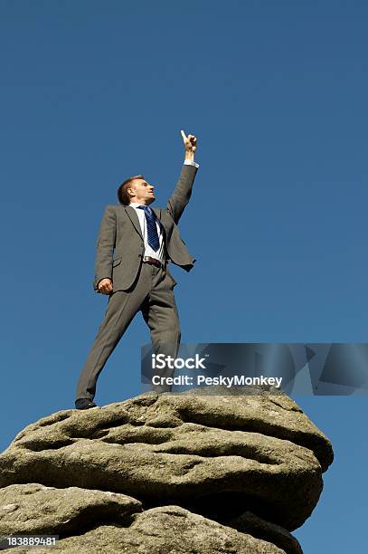 Geschäftsmann Steht Auf Dem Berggipfel Zeigt Auf Den Himmel Stockfoto und mehr Bilder von Anreiz