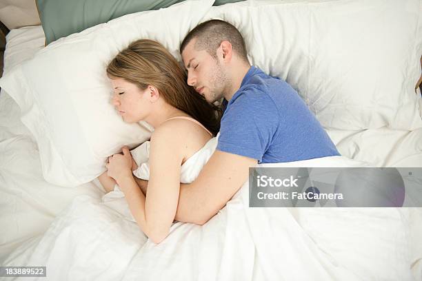 Casal - Fotografias de stock e mais imagens de 20-24 Anos - 20-24 Anos, 20-29 Anos, Abraçados na cama