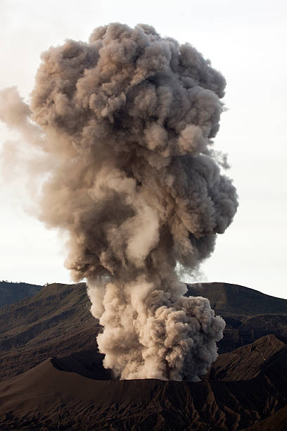 erupción del volcán pluma de humo - bromo crater fotografías e imágenes de stock