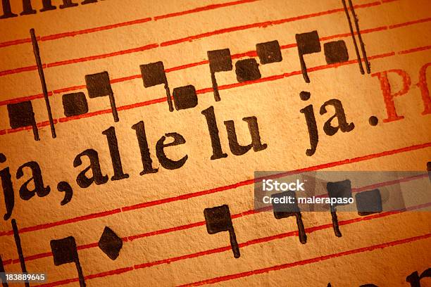 Hoja De Música Antiguas Latina Libro De Himnos Pergamino Foto de stock y más banco de imágenes de Cántico