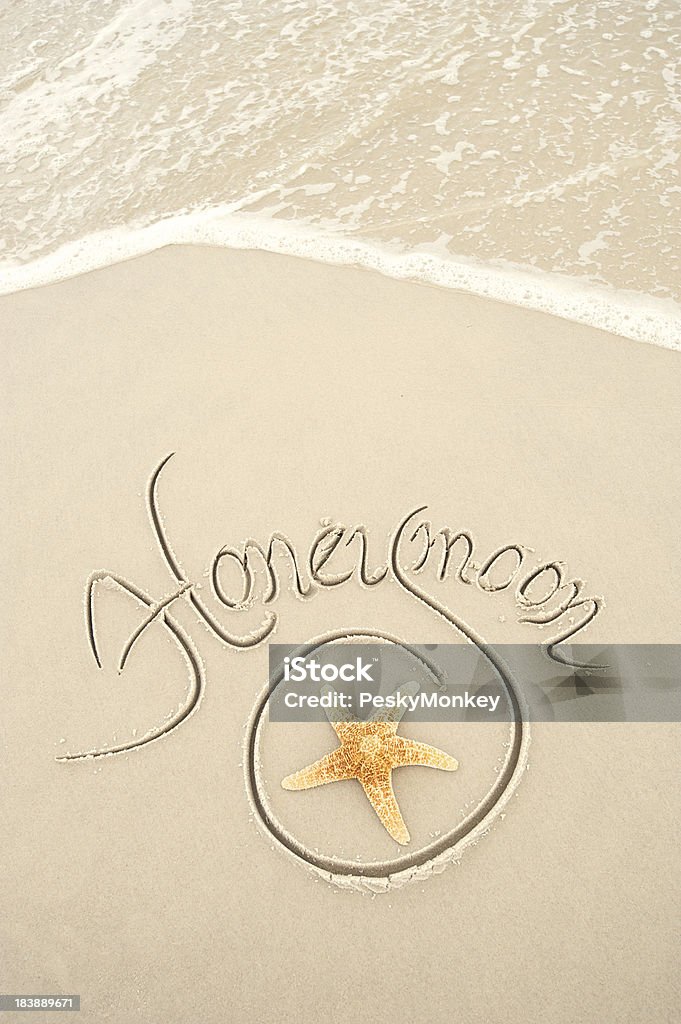 Bonitos mensagem em lua de mel escrita na areia limpo - Royalty-free Ao Ar Livre Foto de stock
