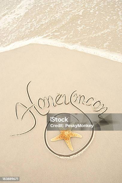 Bonitos Mensagem Em Lua De Mel Escrita Na Areia Limpo - Fotografias de stock e mais imagens de Ao Ar Livre