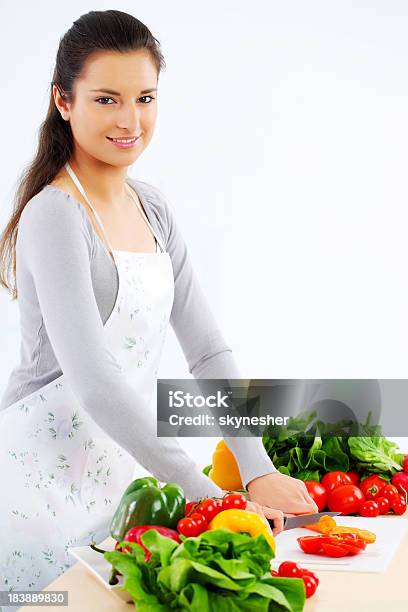 Uśmiechający Się Kobieta Co Sałatka W Kuchni - zdjęcia stockowe i więcej obrazów Brązowe włosy - Brązowe włosy, Ciąć, Czerwony