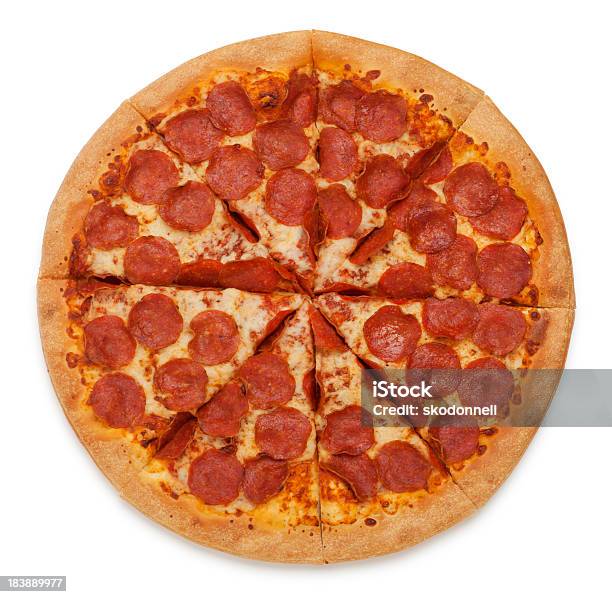 Photo libre de droit de Pizza Pepperoni Sur Blanc banque d'images et plus d'images libres de droit de Pizza - Pizza, Objet ou sujet détouré, Fond blanc