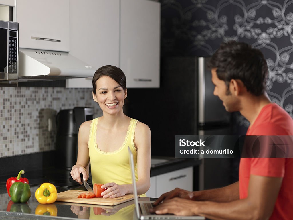 Letra mulher e homem pendurado para fora na cozinha - Royalty-free 20-29 Anos Foto de stock