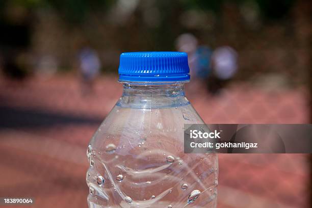 Бутылка Воды На Коричневый Фон — стоковые фотографии и другие картинки Баллон - Баллон, Без людей, Безалкогольный напиток