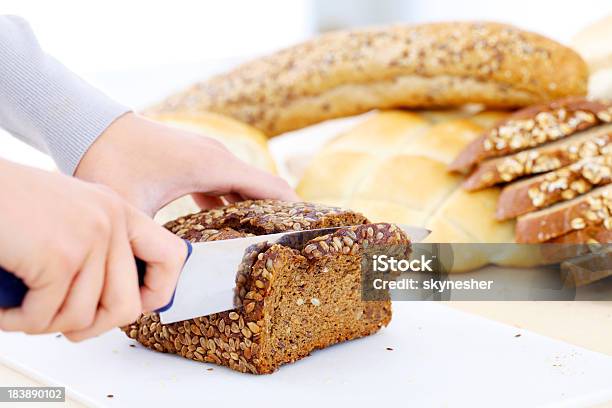 Pan De Corte Foto de stock y más banco de imágenes de Adulto - Adulto, Alimento, Ama de casa