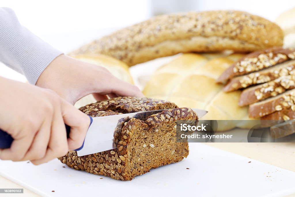 Pane di taglio. - Foto stock royalty-free di Adulto