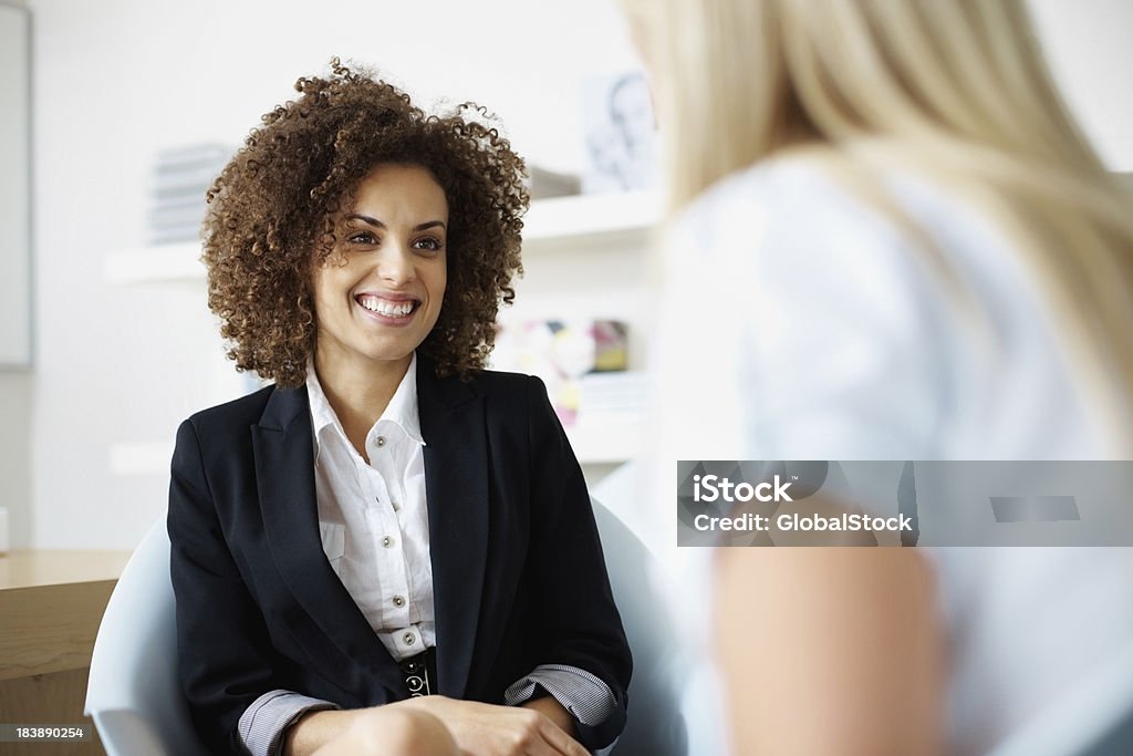 Executivos Femininos em discussão - Foto de stock de Entrevista - Evento royalty-free