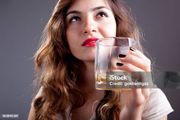 Whisky Z Młodych Kobiet - zdjęcia stockowe i więcej obrazów Whisky - Whisky, Kobiety, Pić