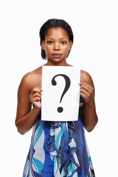 아프리카계 미국인 여성 질문하는 - african descent question mark holding asking 뉴스 사진 이미지