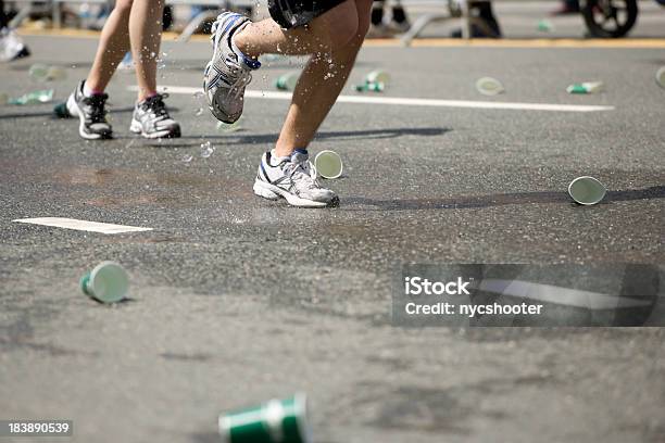 Foto de Estação De Água Em Uma Maratona e mais fotos de stock de Beber - Beber, Copo descartável, Corrida esportiva