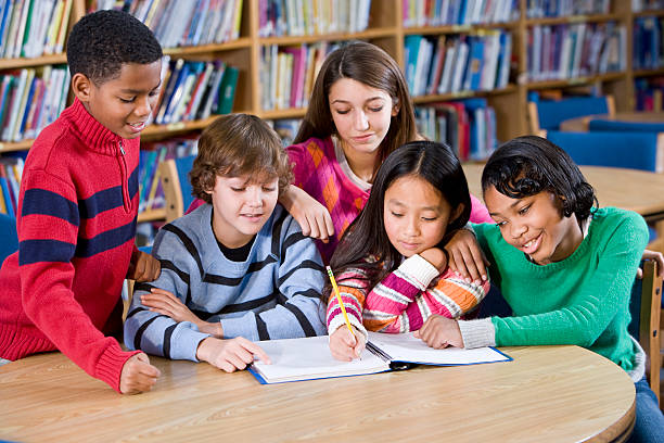 diversos amigos, estudar juntos na biblioteca da escola - sc0460 imagens e fotografias de stock