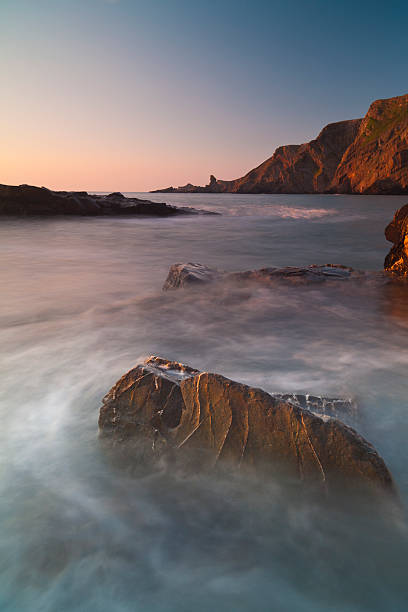 hartland kai bei sonnenuntergang - devon north devon sunset multi colored stock-fotos und bilder