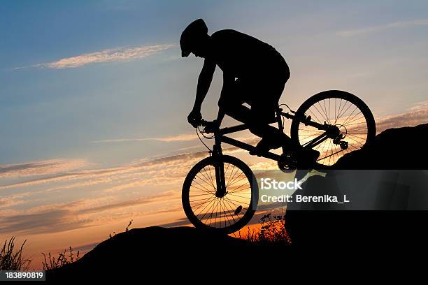 Ciclismo De Montaña Foto de stock y más banco de imágenes de 20 a 29 años - 20 a 29 años, 20-24 años, 25-29 años