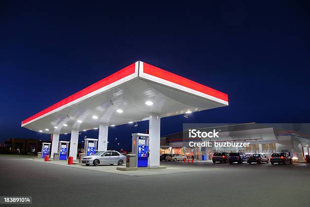 Wagen Sie Sich An Tankstelle In Der Nacht Stockfoto und mehr Bilder von Tankstelle - Tankstelle, Eckladen, Kraftstoffpumpe