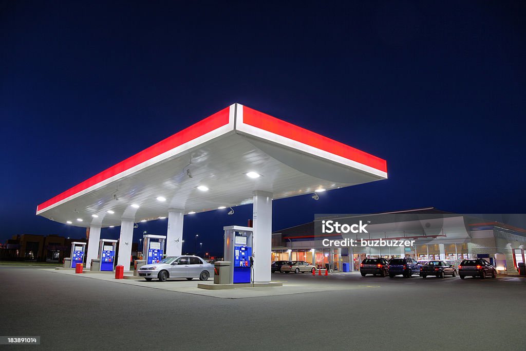 Samochód tankowania na stacji benzynowej w nocy - Zbiór zdjęć royalty-free (Stacja benzynowa)