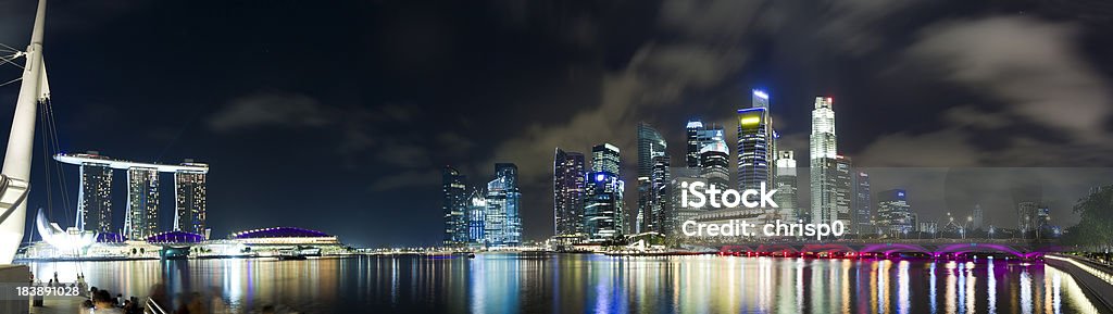 Vue panoramique sur le front de mer de Singapour de nuit - Photo de Architecture libre de droits