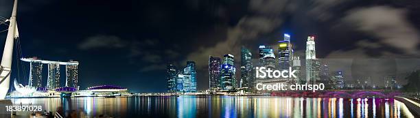 Vista Panoramica Di Singapore Di Notte - Fotografie stock e altre immagini di Acqua - Acqua, Albergo, Ambientazione esterna