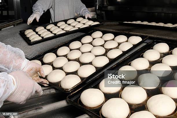 Foto de Padaria e mais fotos de stock de Comida - Comida, Esteira rolante - Maquinaria de fábrica, Hambúrguer