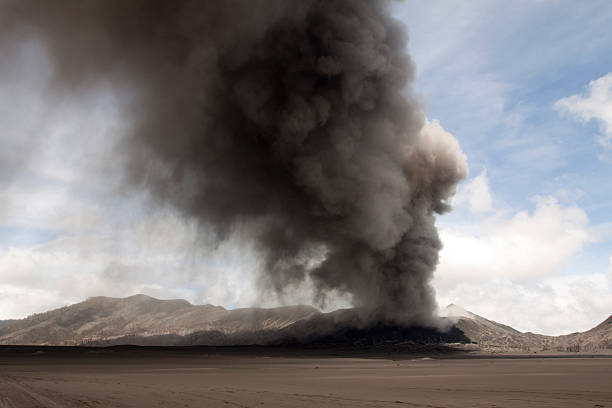 пепел облако с вулкан - bromo crater стоковые фото и изображения