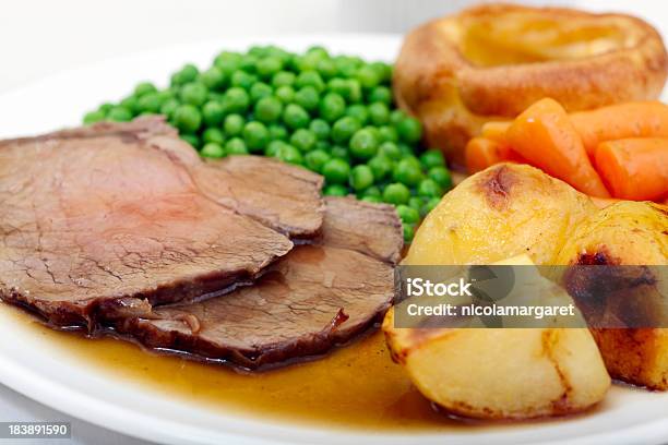 Tradizionale Arrosto Di Manzo E Yorkshire Pudding - Fotografie stock e altre immagini di Arrosto di manzo - Arrosto di manzo, Cultura inglese, Sugo di carne