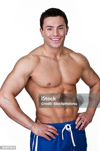 Foto de Homem Musculoso Vestindo Short Board e mais fotos de stock de 20 Anos - 20 Anos, 20-24 Anos, Abdome