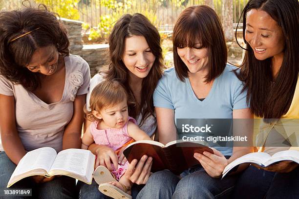 Foto de Grande Grupo De Amigos e mais fotos de stock de Família - Família, Mulheres, Bíblia