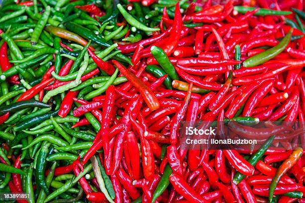 Foto de Hot Chili Peppers e mais fotos de stock de Abundância - Abundância, Alimentação Saudável, Amarelo