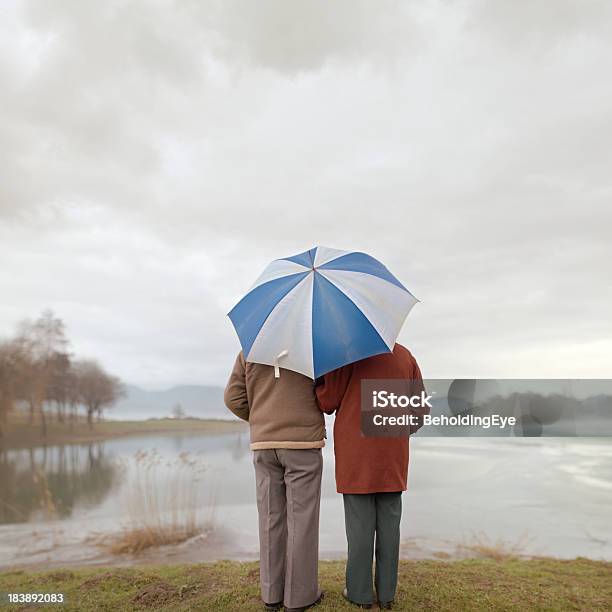 Deszczowe Dni - zdjęcia stockowe i więcej obrazów Parasol - Parasol, Deszcz, Starsza para