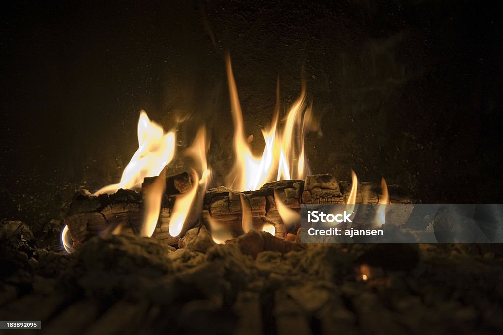 Bruciare legno con fiamme di un camino - Foto stock royalty-free di Accendere (col fuoco)