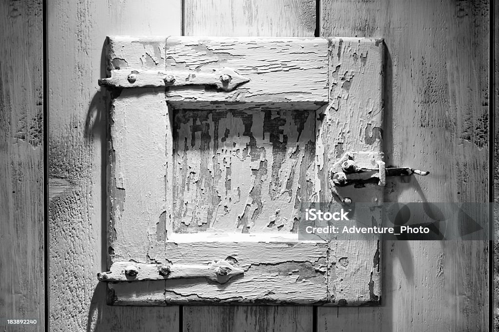 Alte Holz Tür strukturierte und verwitterte in S/W - Lizenzfrei Alt Stock-Foto