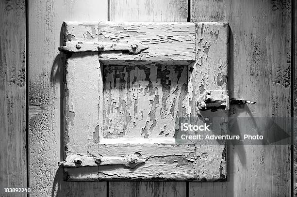 Vecchia Porta In Legno Con Texture E Trattati In Bw - Fotografie stock e altre immagini di Arte