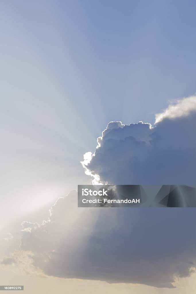 Sunrays chegando através das nuvens - Foto de stock de Cloudscape royalty-free