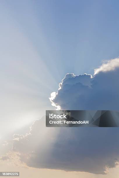 Foto de Sunrays Chegando Através Das Nuvens e mais fotos de stock de Cloudscape - Cloudscape, Céu - Fenômeno natural, Céu Dramático