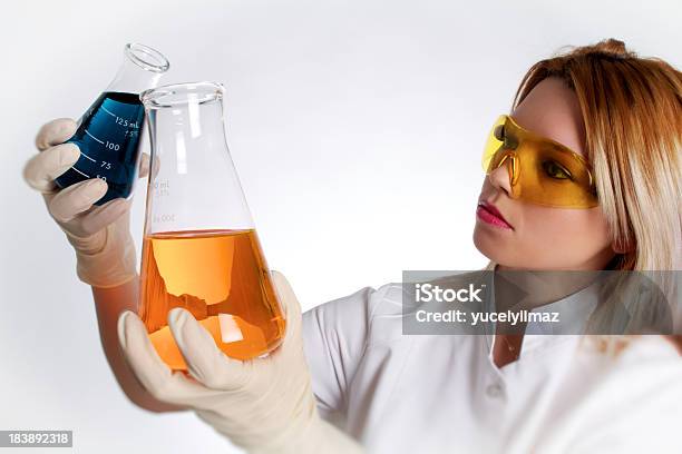 Foto de Análise Química No Laboratório e mais fotos de stock de 20 Anos - 20 Anos, Adulto, Analisar