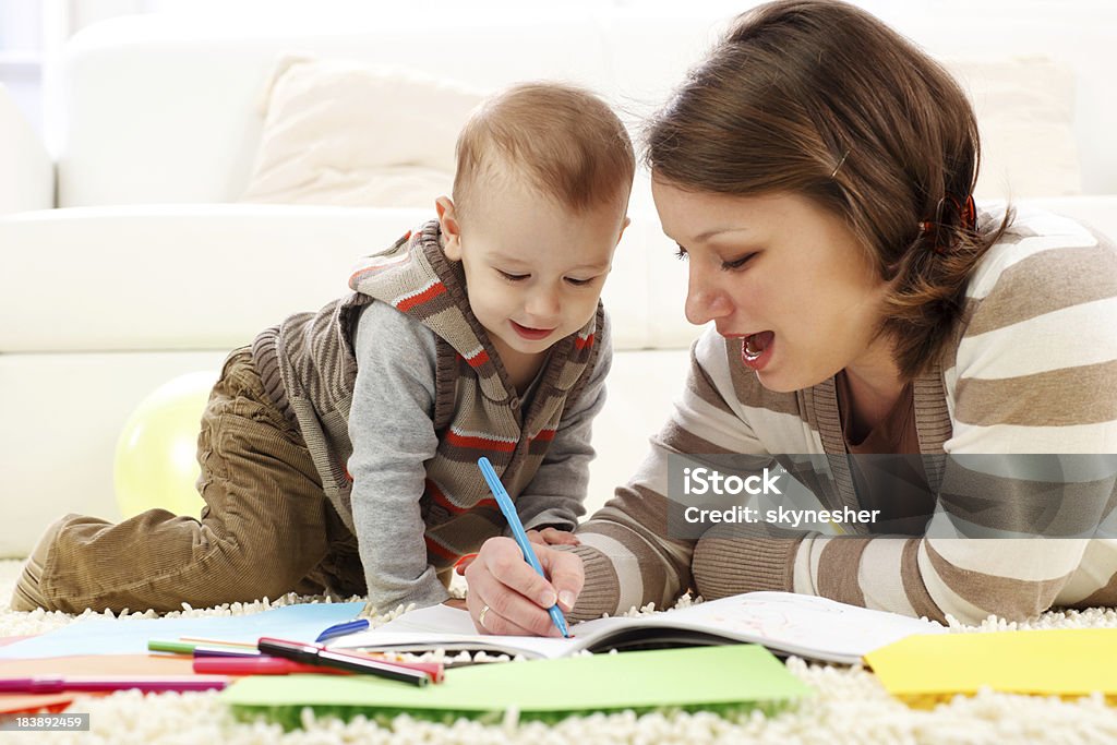 Madre con su bebé niño dibujo, colorear. - Foto de stock de 12-17 meses libre de derechos