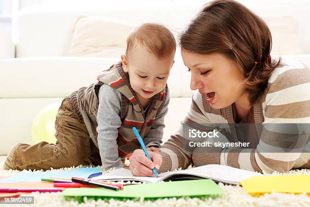 Madre Con Su Bebé Niño Dibujo Colorear Foto de stock y más banco de imágenes de 12-17 meses - 12-17 meses, Acostado, Actividad